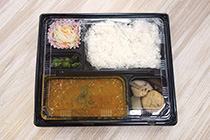 この日のお弁当のひとつはカレー