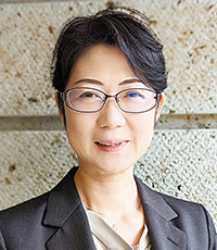 上島 千鶴 氏