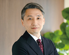 冨永 健 氏